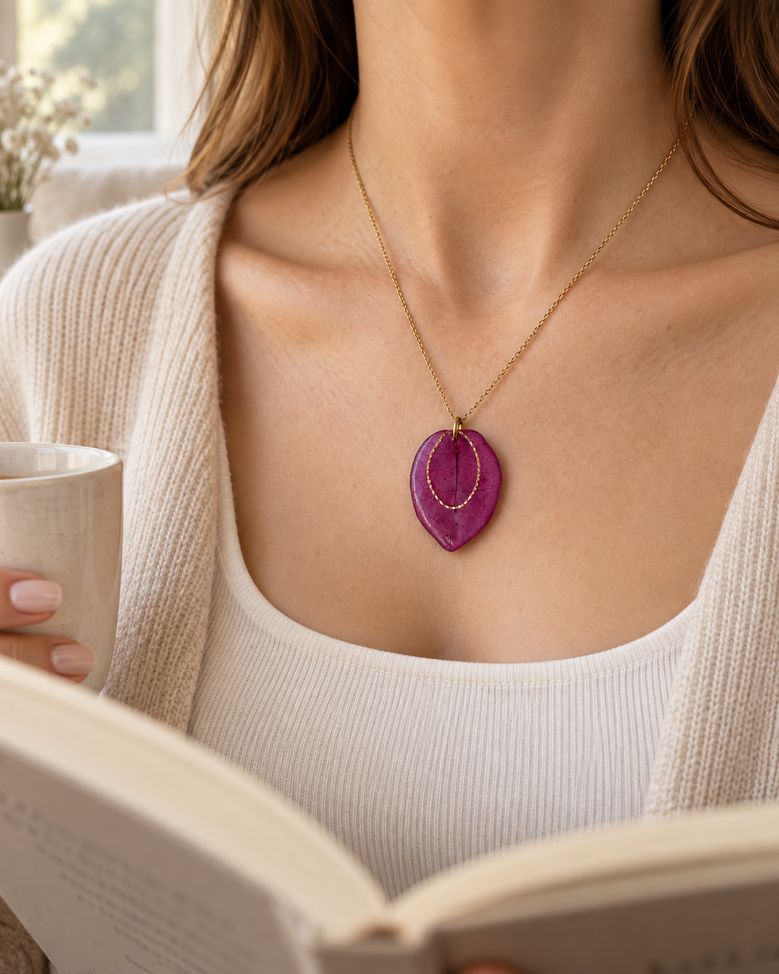 Collier bougainvillier porté — détail