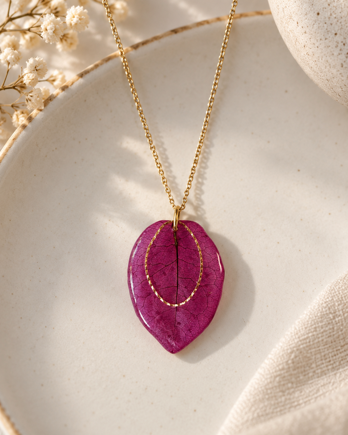 Collier bougainvillier posé — ambiance