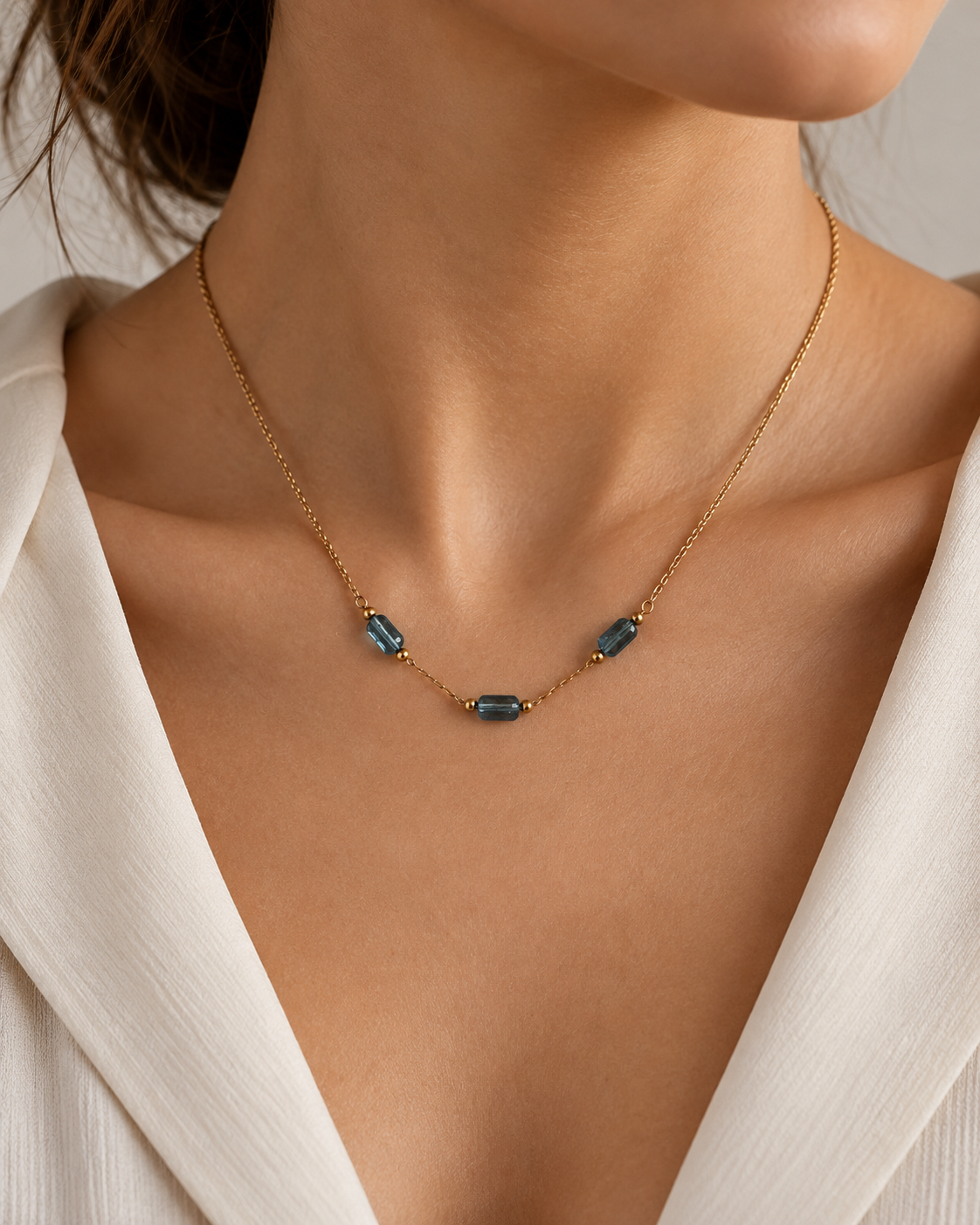 Collier Éclat – Bleu porté — détail