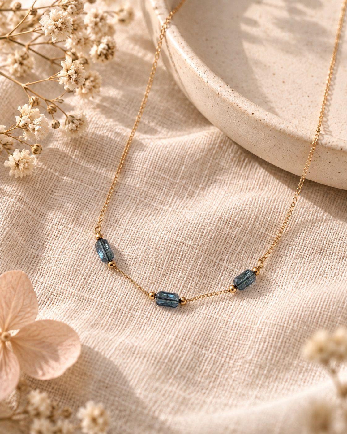 Collier Éclat – Bleu — mise en scène