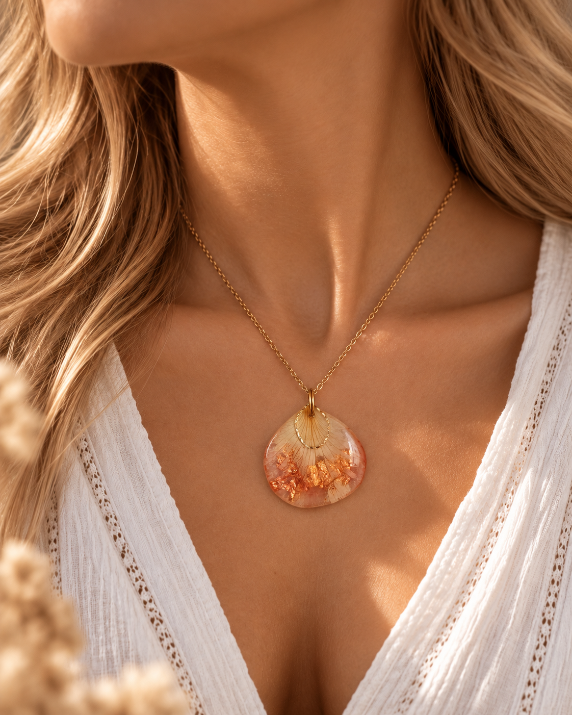 Collier Pétale de rose rose - or porté — ambiance