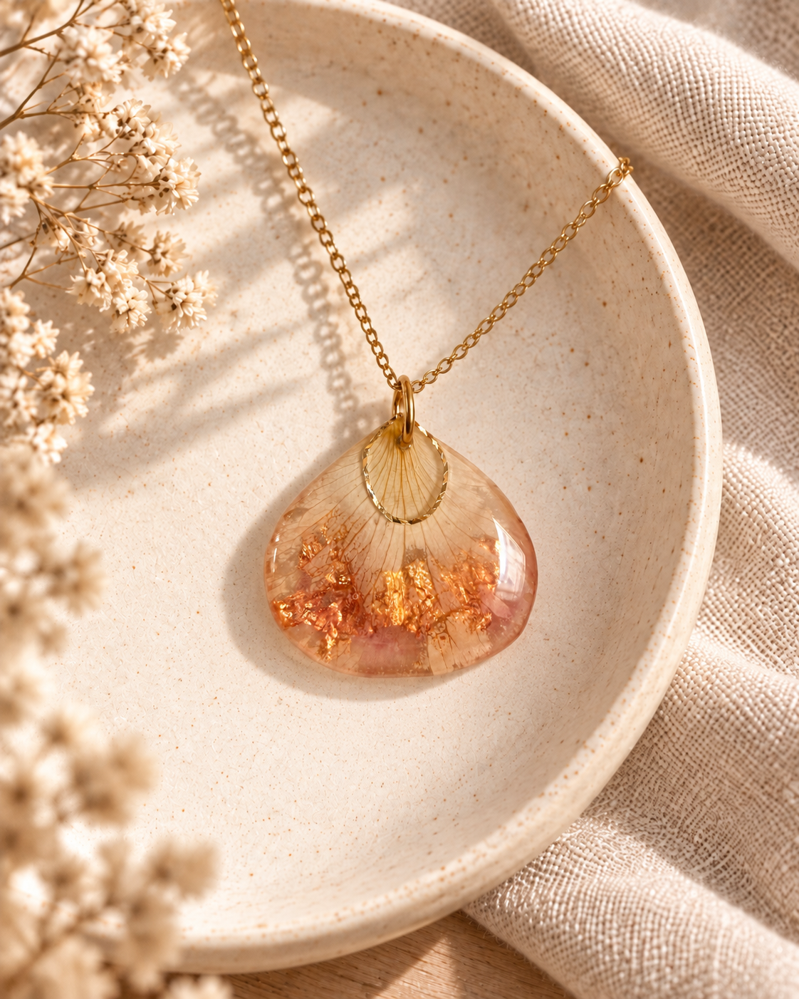 Collier Pétale de rose rose - or — mise en scène