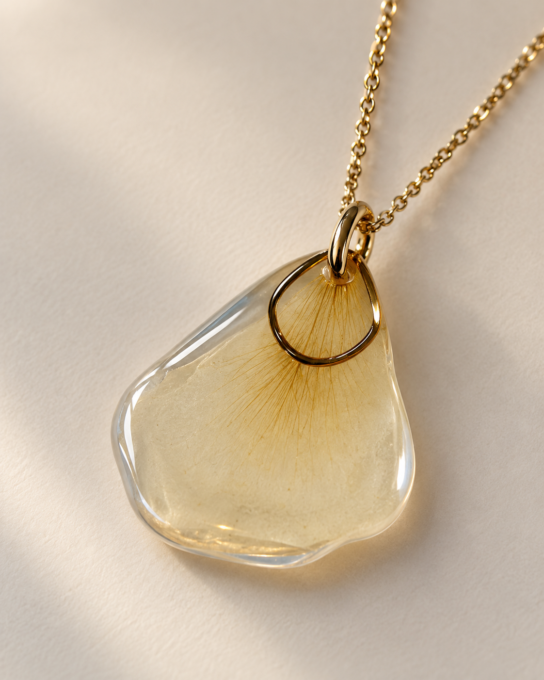 Collier Rose blanche — gros plan sur le pendentif